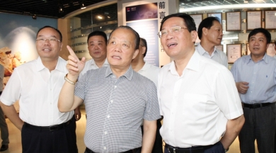 2014年7月，時(shí)任浙江省委副書記、省長李強(qiáng)到中國巨石視察。李強(qiáng)稱贊巨石是真正國際化的企業(yè)，鼓勵(lì)巨石加大科技創(chuàng)新，做好強(qiáng)鏈、補(bǔ)鏈、延鏈，積極拓展市場，做大做強(qiáng)。