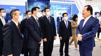 2021年9月，時(shí)任浙江省委書記、省人大常委會主任袁家軍，時(shí)任浙江省委副書記、省長鄭柵潔蒞臨世界互聯(lián)網(wǎng)大會烏鎮(zhèn)峰會中國巨石新材料產(chǎn)業(yè)鏈未來工廠數(shù)字化運(yùn)用場景，點(diǎn)贊中國巨石未來工廠建設(shè)成果。