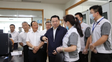 2019年6月，時(shí)任國務(wù)院國有資產(chǎn)監(jiān)督管理委員會黨委書記郝鵬視察巨石。稱贊巨石在玻纖行業(yè)里做到了專而大、專而精、專而優(yōu)，是一個(gè)成功的典型。希望中國巨石的混合所有制典型經(jīng)驗(yàn)，能夠在國家新一輪混改實(shí)踐中推而廣之，讓更多優(yōu)秀企業(yè)學(xué)習(xí)。